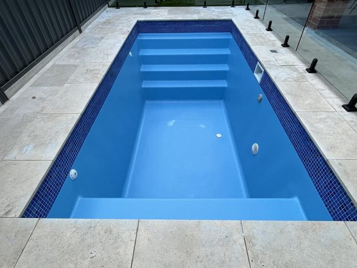 Rectangular pool with built-in steps in blue, before filling