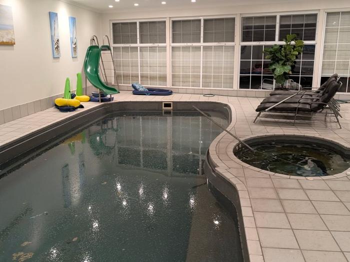 Indoor pool with round spa